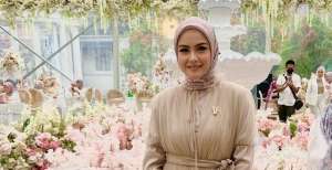 Pesona Revalina S Temat dalam Balutan Koleksi Nirwana Vanilla Hijab