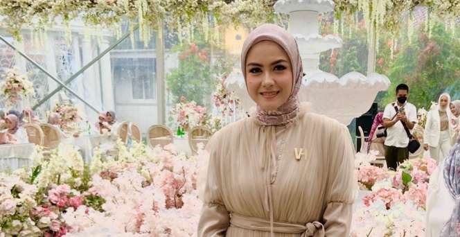 Pesona Revalina S Temat dalam Balutan Koleksi Nirwana Vanilla Hijab