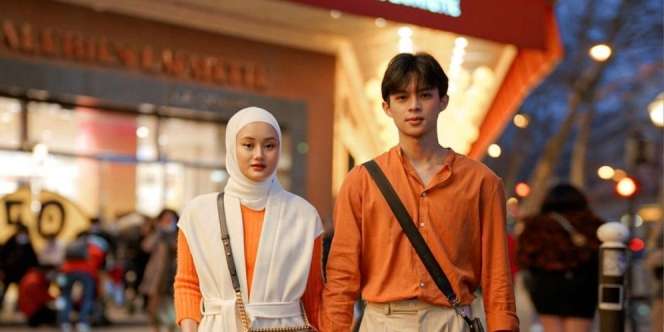 Gaya Dinda Hauw dan Rey Mbayang Pakai Outfit Putih Oranye, Dijuluki Pasangan Paling Estetik