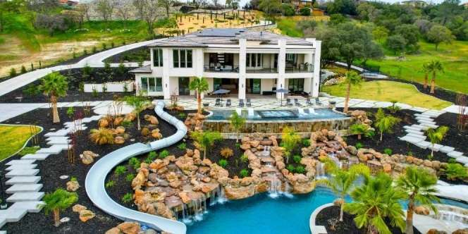 Rumah Dilengkapi Waterpark Pribadi Dijual Rp136 Miliar