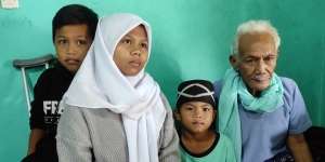 Kisah Haru Gadis Yatim Piatu Jadi Pelayan Warung Makan untuk Hidupi Kakek dan Kedua Adiknya