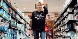 Kaus dan Celana Denim, Paduan Santai Olla Ramlan ke Supermarket