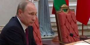 Kenangan Lama Vladimir Putin Disorot, Patahkan Pensil Saat Pembicaraan Damai Ukraina Pada 2015