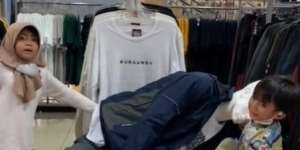 Penasaran dengan Manekin, Kakak Beradik Ini Malah Berujung Nangis