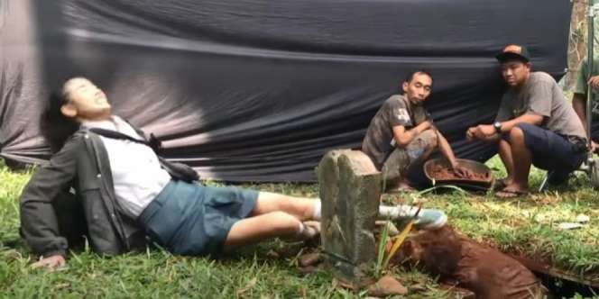 Adegan Kocak Syuting Film Horor di Siang Bolong, Pocong Hilang Harga Diri Kena Tendang di Kepala