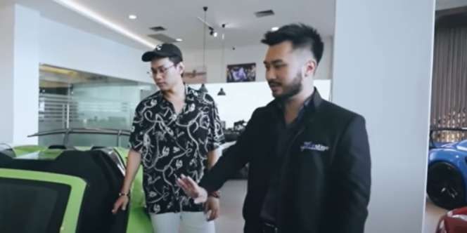 Murah Bangeeet! Momen Indra Kenz Borong Mobil Rp18 Miliar di Showroom Rudy Salim