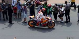 FOTO: Riuhnya Warga Nonton Parade MotoGP di HI, Marc Marquez cs Geber Motor