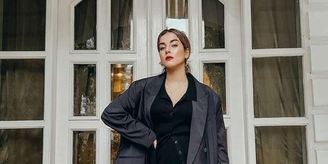Tengok Office Look Tasya Farasya, Tenteng Tas Rp379 Juta 