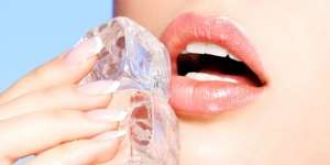 Cantik Tak Harus Mahal! 7 Manfaat Es Batu untuk Bibir Pecah-Pecah & Membuatnya Tampak Merona