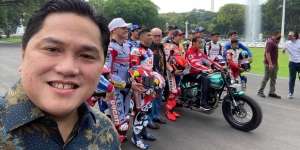 Ikut Lepas Parade 20 Pembalap MotoGP Mandalika, Erick Thohir Salah Kostum