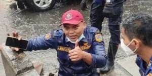 Salut! Aksi Heroik Petugas Damkar Hujan-hujanan Selamatkan HP Tercebur ke Got