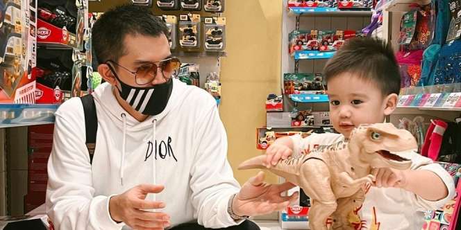 Quality Time Bareng Anak di Mal, Rezky Aditya Disambar Nasihat Bijak Netizen +62
