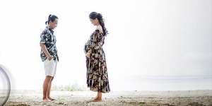 Uniknya Konsep Maternity Photo, Ayah Juga 'Ikut Hamil'