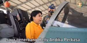 Gayanya bak Pilot, Istri Panglima TNI Jajal Pesawat Tempur: Keren Banget Itu