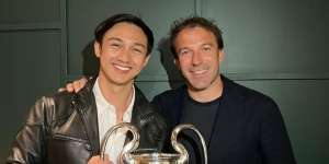 Potret Caesar Hito Kegirangan Bertemu Alessandro Del Piero: Dipeluk Sampai Nangis
