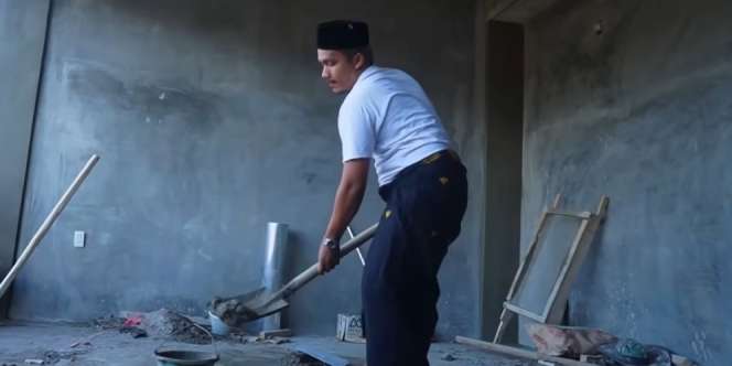 Setelah Indra Kenz dan Doni Salmanan Ditahan, Crazy Rich Ini Pura-Pura Miskin dengan Jadi Kuli Bangungan