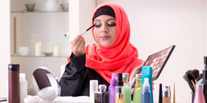 Tips Mudah Mengaplikasikan Eyeshadow dengan Penjepit Bulu Mata