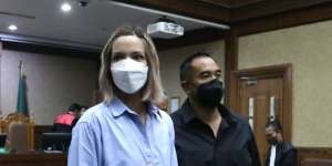 Heboh Kabar Gugatan Cerai, Asisten Sebut Nia Ramadhani Cuma Tertawa