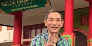 Turun dari Hummer, `Real Crazy Rich` Jusuf Hamka Tepergok Makan di Warteg
