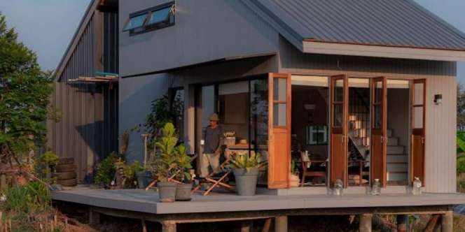 Desain Rumah Panggung ala Pedesaan, Interiornya Tak Terduga