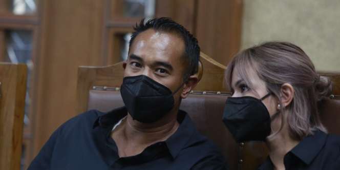 Asisten Beber Asmara Nia Ramadhani-Ardi Bakrie Selama Rehab: `Lengket Kayak Prangko`