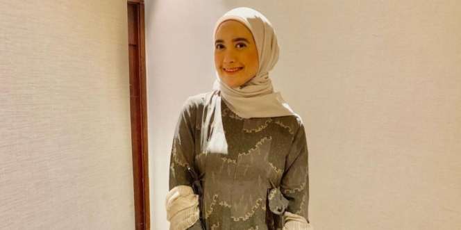 Penampilan Earth Tone Modis 'Mom of Two' Adhitya Putri