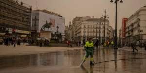 Langit di Spanyol Berwarna Oranye, Ini Penyebabnya