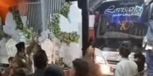 Cuma di Indonesia! Tamu Hajatan Nikah Tetap Santai Saat Bus Gede Melintas di Samping Pelaminan
