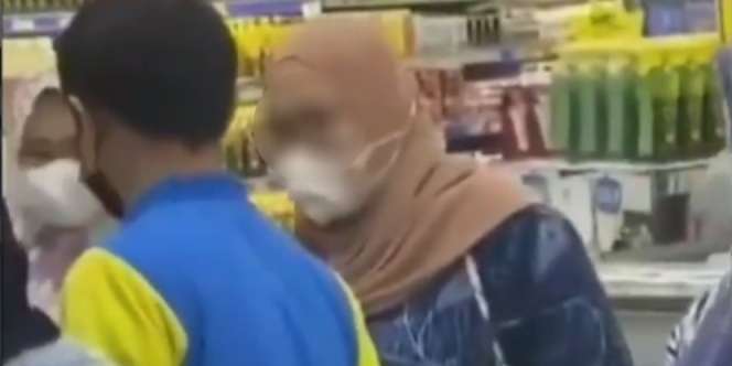 Video Viral Emak-Emak Rebutan Chiken Nugget Promo, Tangan Secepat Kilat Kuras Troli Pemborong