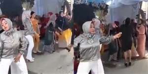 8 Potret Viral Ibu-Ibu Asik Goyang Dangdutan di Acara Hajatan Terganggu Motor Lewat, Ekspresinya Jadi Sorotan