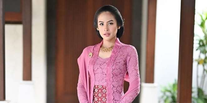 Terulang Lagi! Maudy Ayunda Bikin Meleleh Saat Pakai Kebaya Kutu Baru Merah Muda