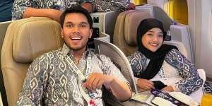 Potret Thariq Halilintar dan Fuji Umroh Bareng, Netizen Dibuat Pangling Tampilan Fuji