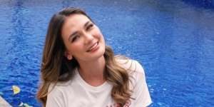 Gaya Luna Maya Bersepeda Pakai Outfit Ratusan Juta
