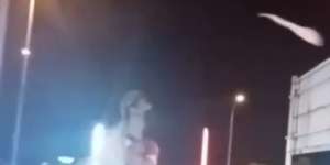 Penjual Roti Sok-sokan Atraksi, Adonan Mendarat di Kepala Bocah