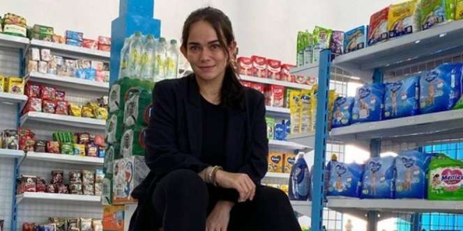 7 Potret Terbaru Monica ‘Tukang Ojek Pengkolan’ Dulu Jualan Jajanan SD Kini Punya Mini Market!