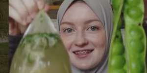 Viral Bule Cantik Istri WNI Makan Bakso Campur Petai, Begini Reaksinya