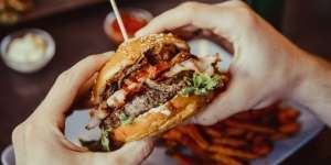 Burger Besar Bisa Dipotong Tanpa Berantakan, Simak Caranya