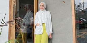 Inspirasi Outfit Hijab Semi-formal Nuansa Putih dan Kuning