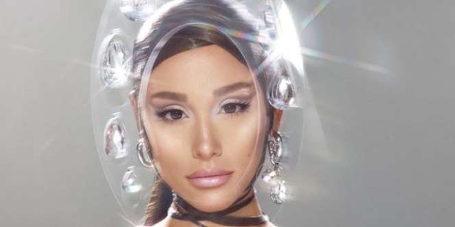 Tutorial Membuat Gaya Cut Crease ala Ariana Grande