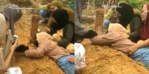 Tangis Pilu Putri Tunggal Ditinggal Ayah Wafat, Peluk Makam yang Masih Basah: Setelah Ini Aku Harus Apa, Pa?