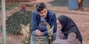 Curhat Kebahagian Kehamilan di Makam Ayah, Ria Ricis Banjir Tudingan `Ngonten`