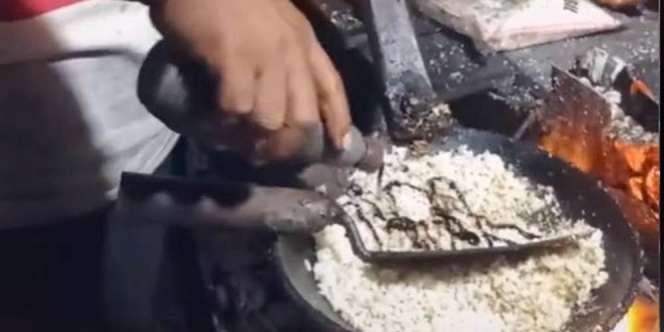 Penjual Nasi Goreng Unik, 'Senjatanya' Pakai Sekop