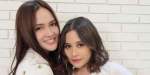 Gaya Kompak Prilly Latuconsina dan Shandy Aulia, Pakai Sepatu Kembaran Seharga Rp9 Juta