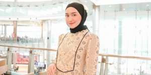 Tips Menawan Pakai Dress Panjang ala Melody Prima