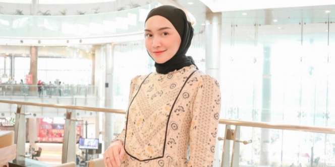 Tips Menawan Pakai Dress Panjang ala Melody Prima
