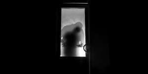 Ibu Curiga Anaknya Kunci Kamar Tiap Tengah Malam, Saat Didobrak Ini yang Dilakukan