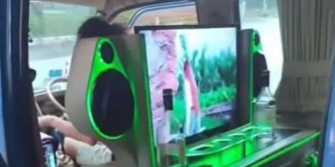 Penampakan Angkot dari Luar Biasa Saja, Pas Pintu Penumpang Dibuka Seperti Masuk Ruang Karaoke