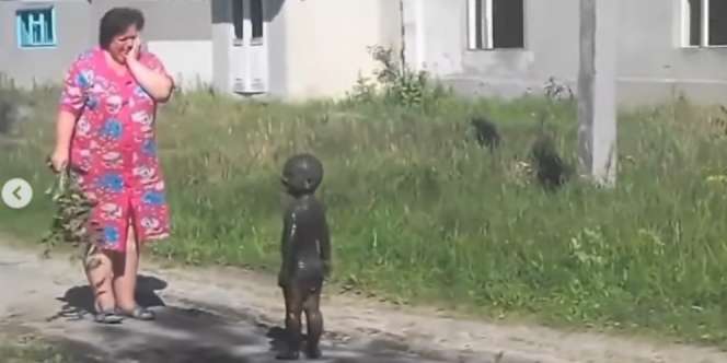Viral Ditonton 20 Juta Kali! Aksi Kocak Bocil Bermandikan Lumpur Hitam Bikin Sang Ibu Pasrah Tak Bisa Berkata-kata