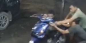 Aksi Tiga Pemuda Kelimpungan Motor Jalan Sendiri sampai Hampir Jungkir Balik, Netizen: Kesurupan!