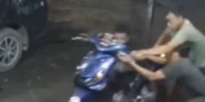 Aksi Tiga Pemuda Kelimpungan Motor Jalan Sendiri sampai Hampir Jungkir Balik, Netizen: Kesurupan!
